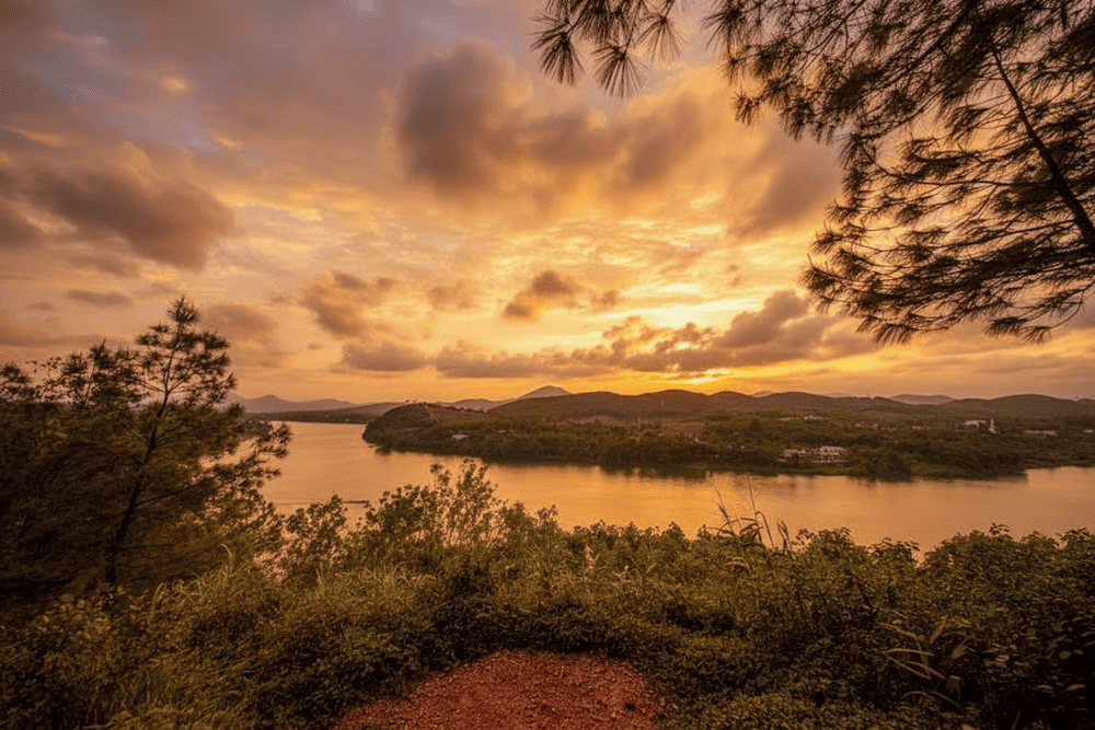 Một góc khu vực đỉnh đồi nhìn ra bờ sông Hương